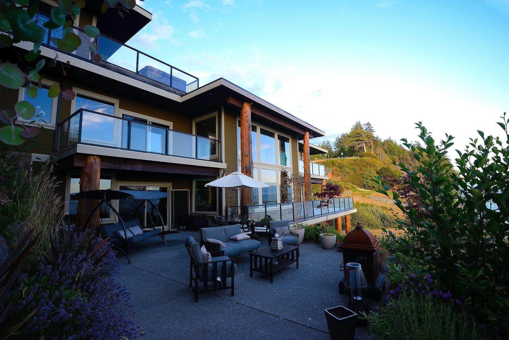 Points West Oceanfront Resort Sooke Esterno foto