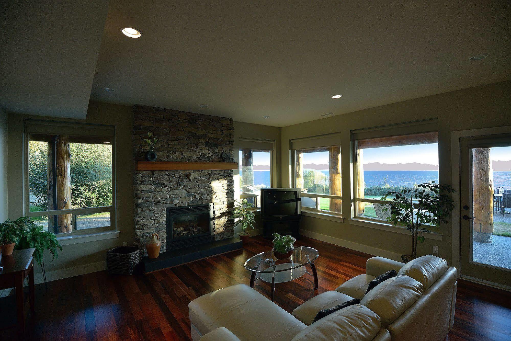 Points West Oceanfront Resort Sooke Esterno foto